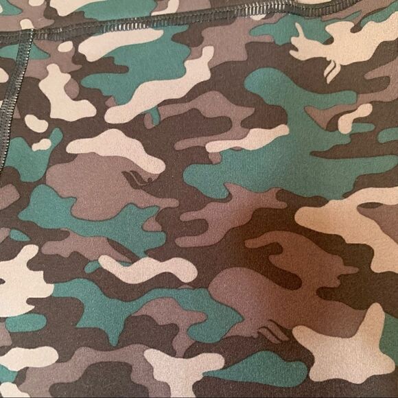 FABLETICS Salar Printed Camo Powerhold Capris Teal Gray Purple Womens Medium - Picture 9 of 14